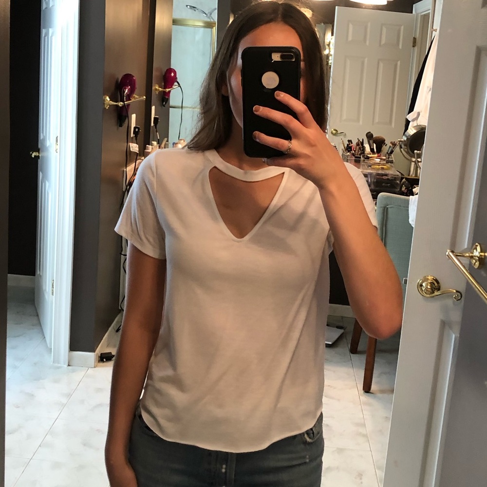 White keyhole top